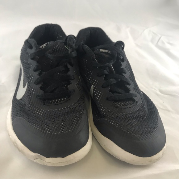 Kids Nike running shoes size 5Y - Picture 2 of 5